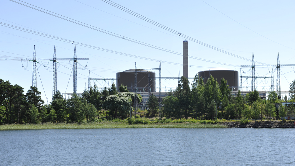 Loviisan ydinvoimala veden takaa kuvattuna