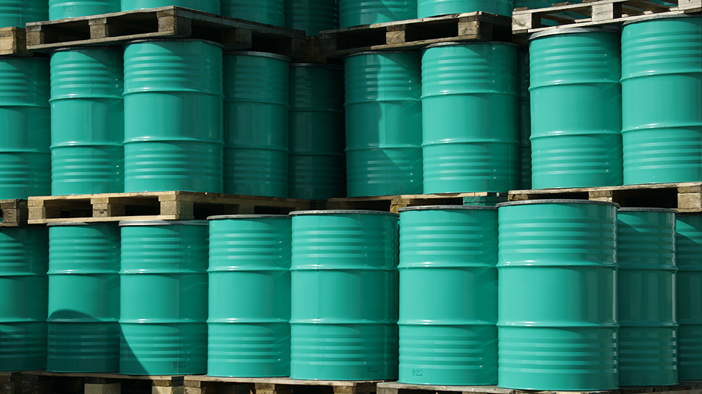 Öljytynnyreitä pinossa barrelin veroisia