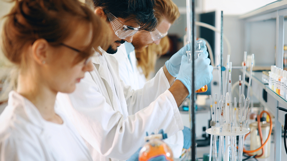 Internationella studenter i laboratoriet.