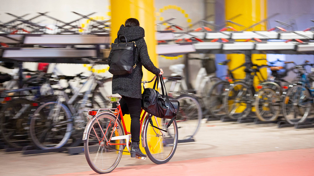 Photo: En människa går med cykeln i trafik.