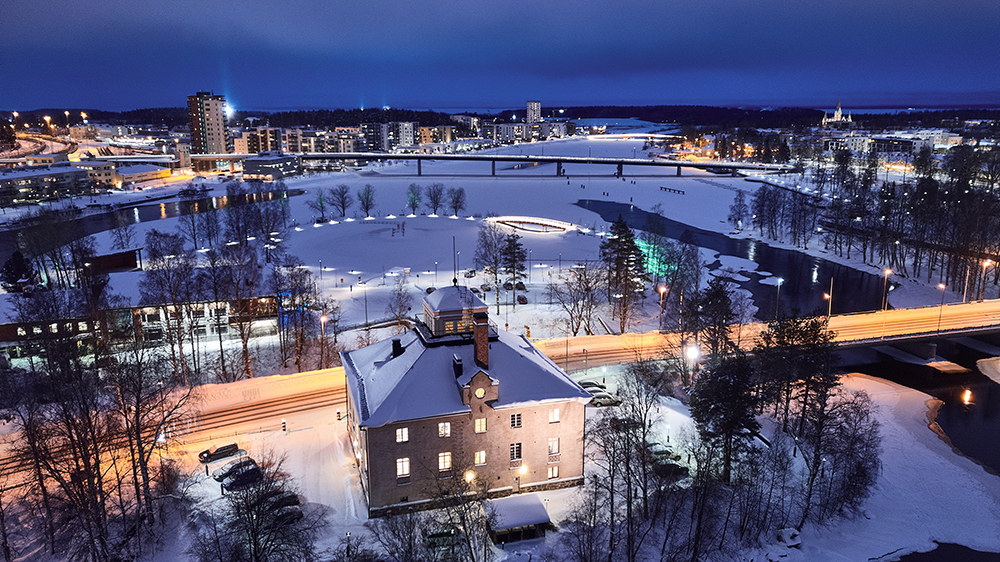 Kuvassa on talvinen Joensuun keskusta iltavalaistuksessa.