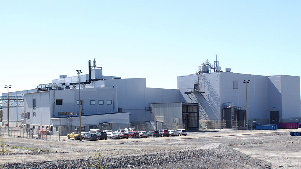 Pä bild anläggning för utvinning av Terrafame uran i gruvområdet Sotkamo (en stor silvergrå byggnad)