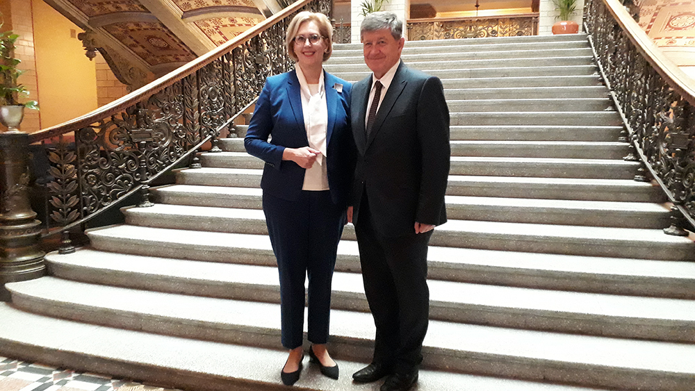 Ministeri Haatainen ja Ilon pääjohtaja Ryder