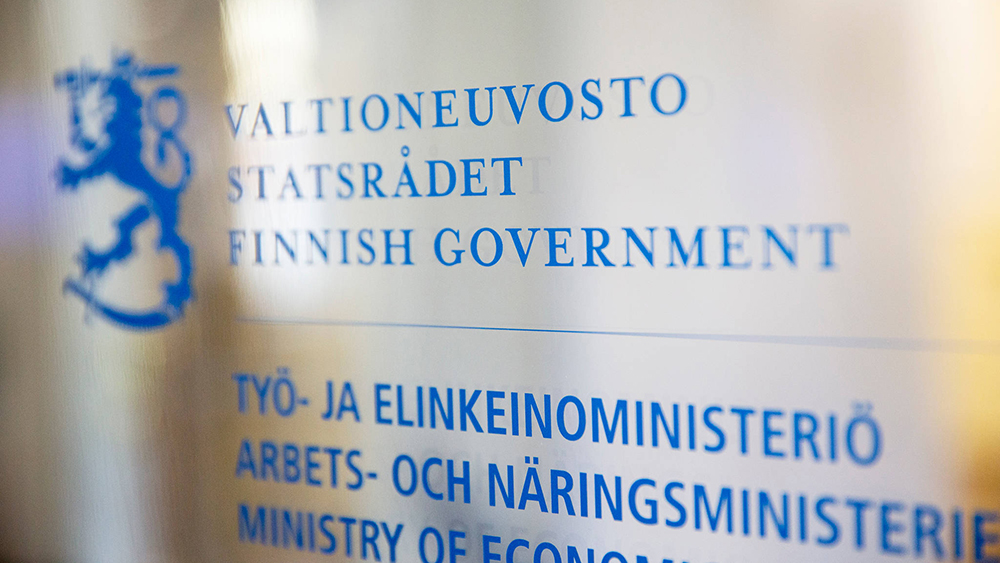 Seinäkyltti, jossa lukee valtioneuvosto sekä työ- ja elinkeinoministeriö