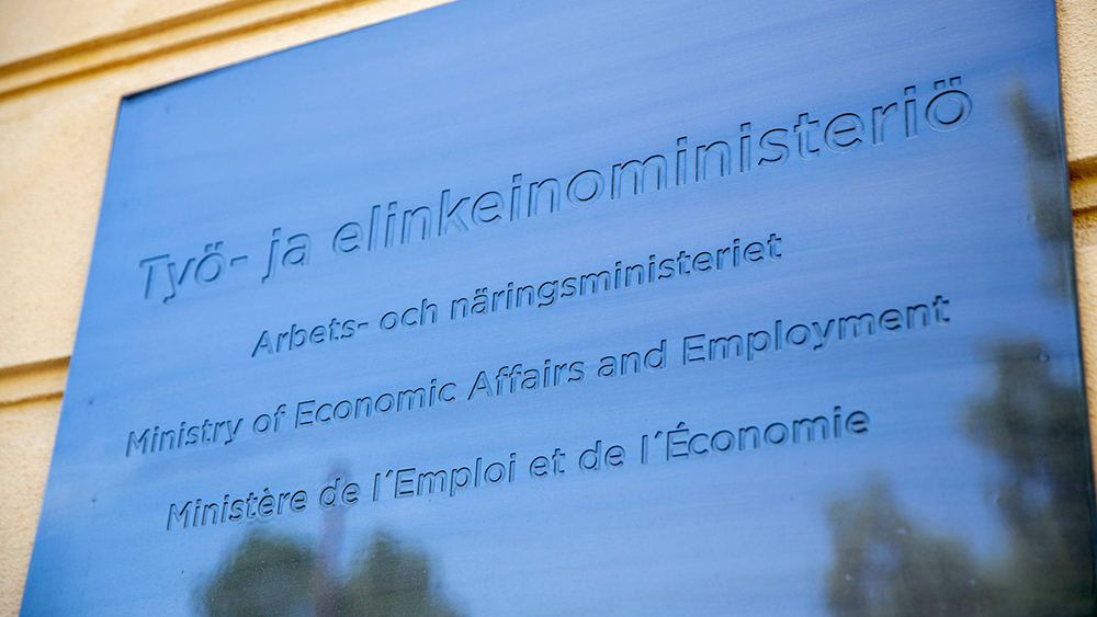 TEM kyltti seinässä