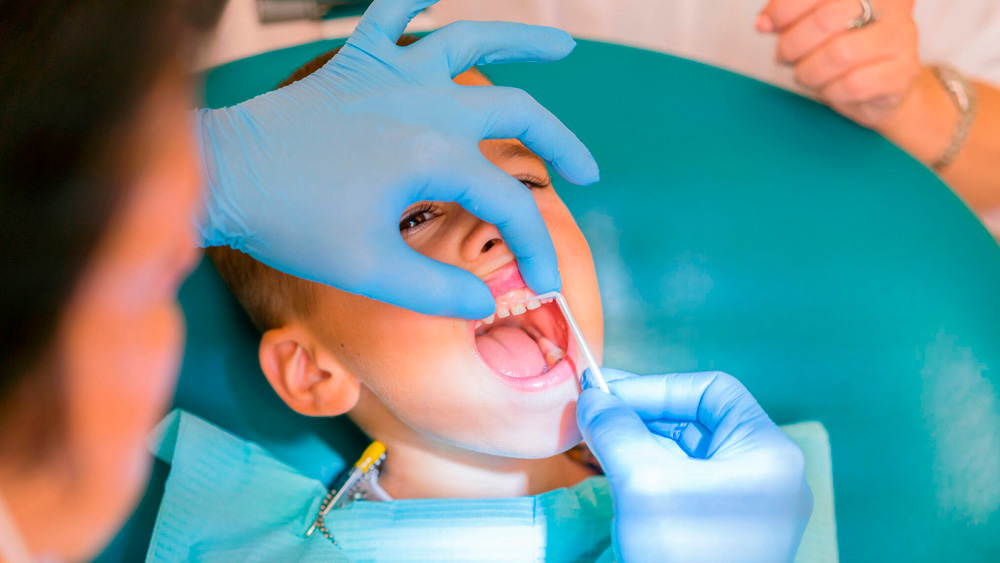 Kuvituskuva: Suuhygienisti työssään.