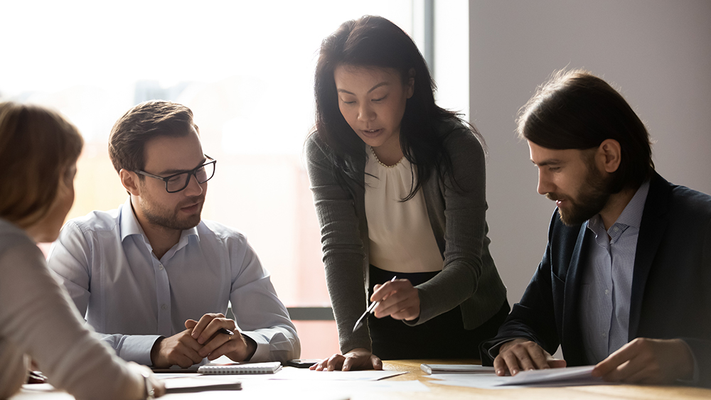 Kansainvälinen tiimi keskustelee.