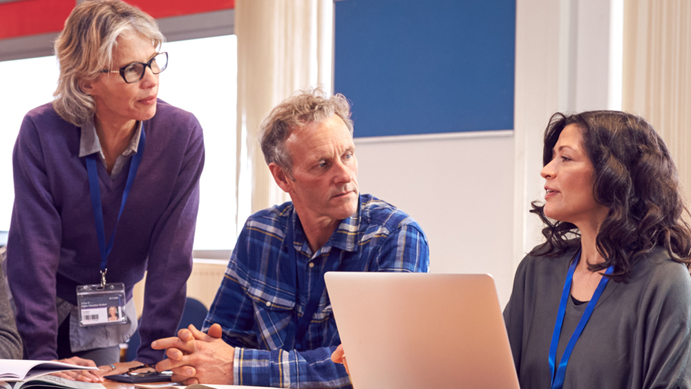 Photo: Tre människor i job.