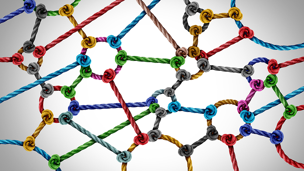 Kuvassa eri värisistä köysistä solmittu verkko.