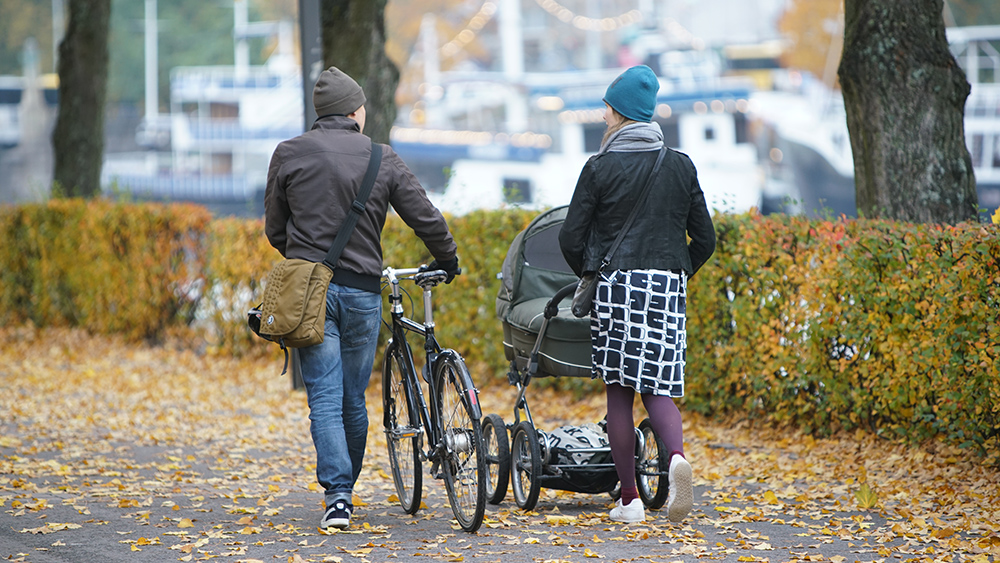Kuvassa perhe liikkuu ulkona arkiliikuntaa.