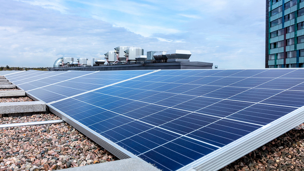 Aurinkopaneelit kiinteistön katolla