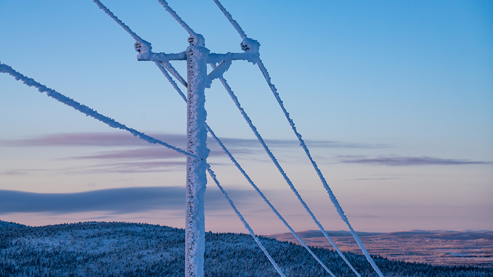 Huurteinen sähkölinja lapissa