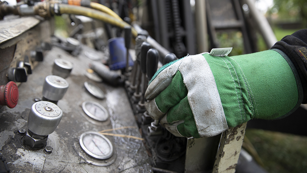 Kuvassa maalämmön asentaja