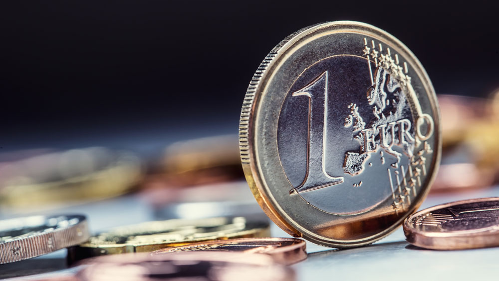 Kuvassa euron kolikkoja.