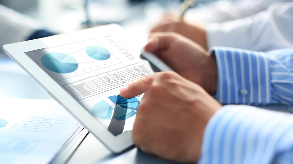 Kädet ja kirja, jossa erilaisia tilastoja