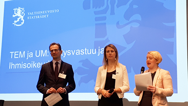 Tämän uutistekstin kirjoittajat Kent Wilska, Alva Bruun ja Linda Piirto kertovat OECD:n ohjeista yleisölle seminaarissa Helsingissä 12.3.2019.