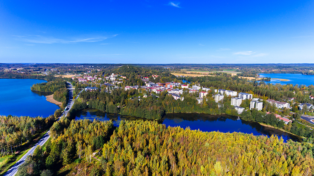 I bild: En finsk stad vid stranden av sjö på sommaren.