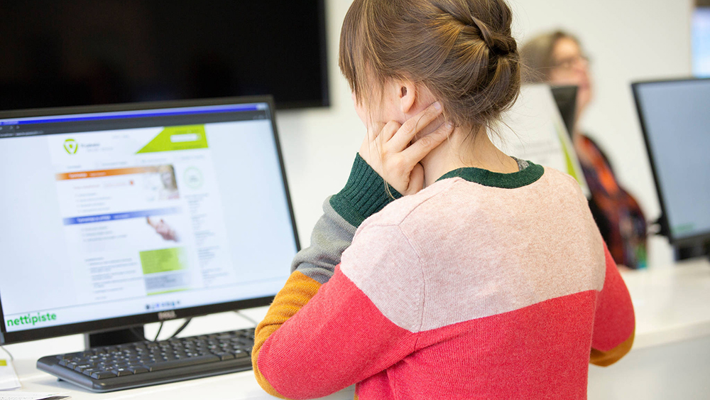 A woman who scans TE services on the Internet