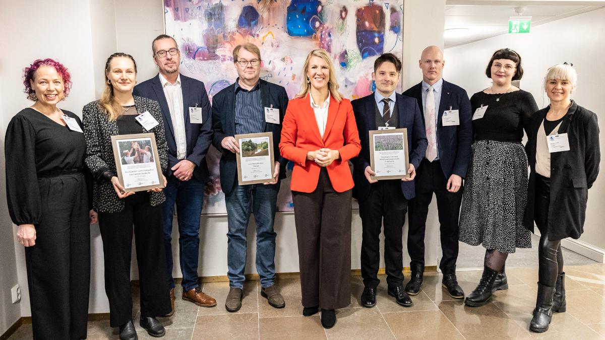 Paras luontoteko -palkinnon sekä kunniamainintojen saajat sekä ministeri Multala ryhmäkuvassa