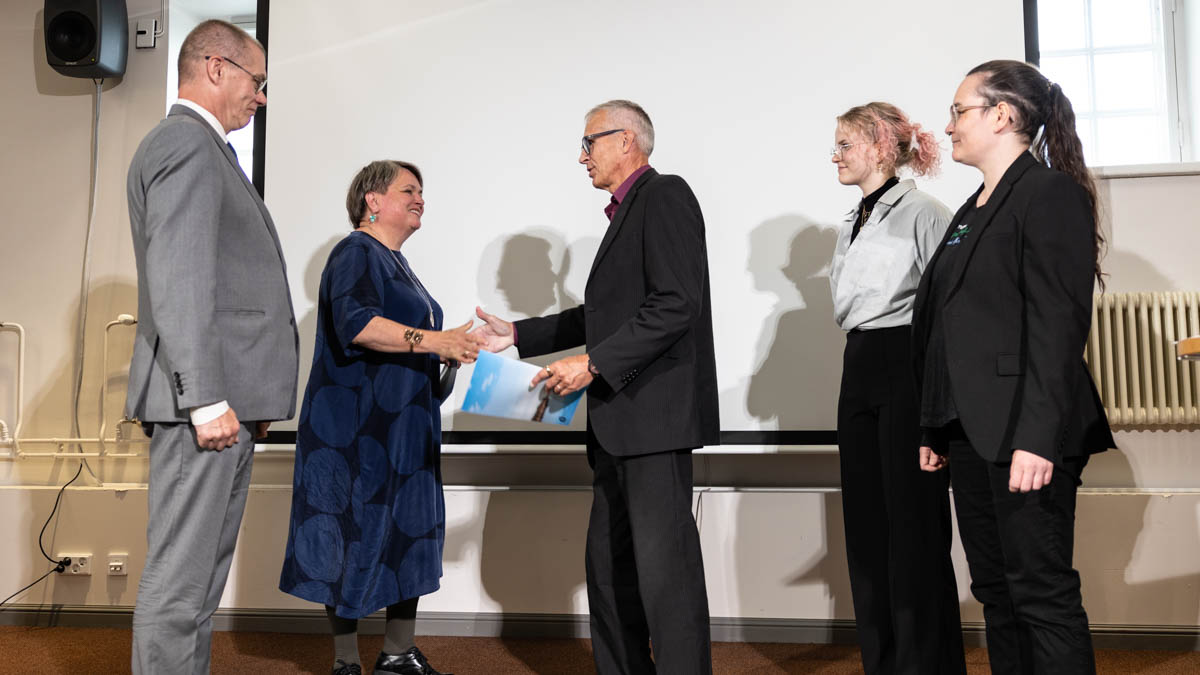 Paneeli edustajat luovuttavat julkilausuman ympäristöministeriön ja maa- ja metsätalousministeriön edustajille.