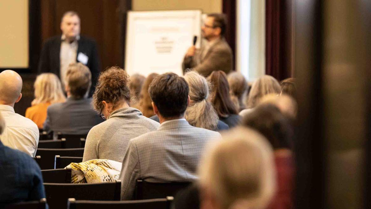 Yleisöä kuuntelemassa esitystä Metso-seminaarissa.