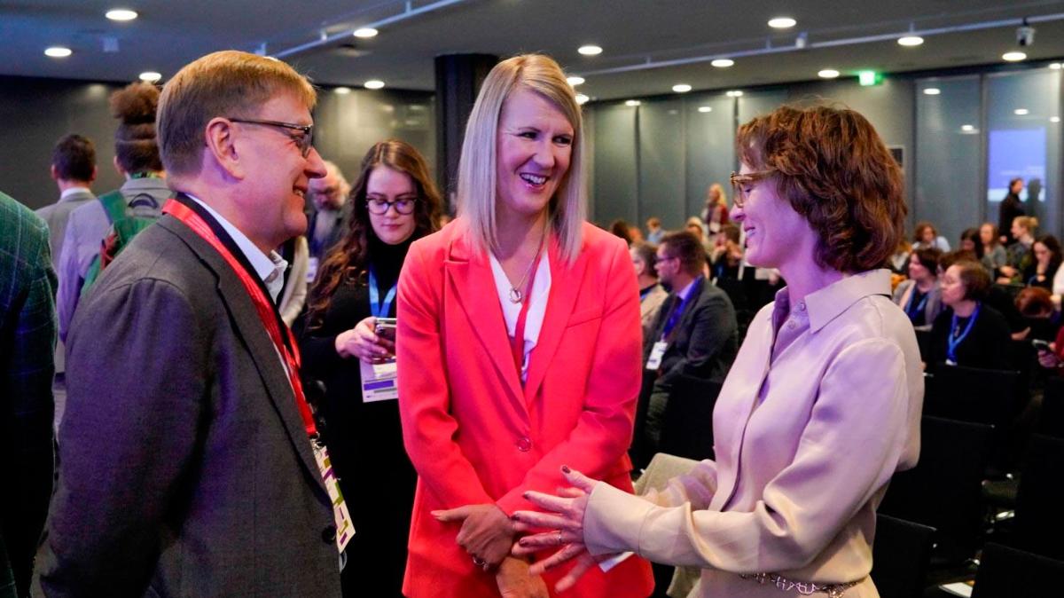 Kuvassa ministeri Multala keskustelee Atte Jääskeläisen ja Jessica Roswallin kanssa kokoustilassa.