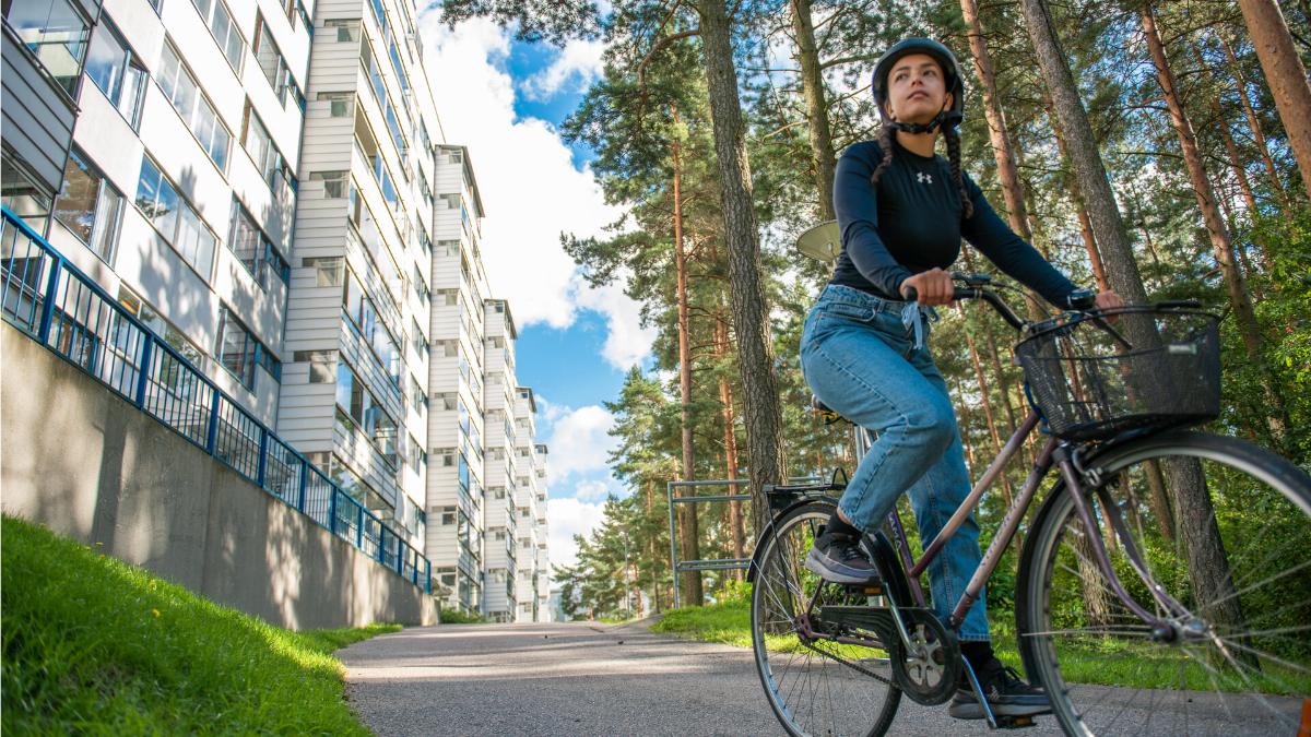 Kuvituskuva, jossa tyttö pyöräilee.