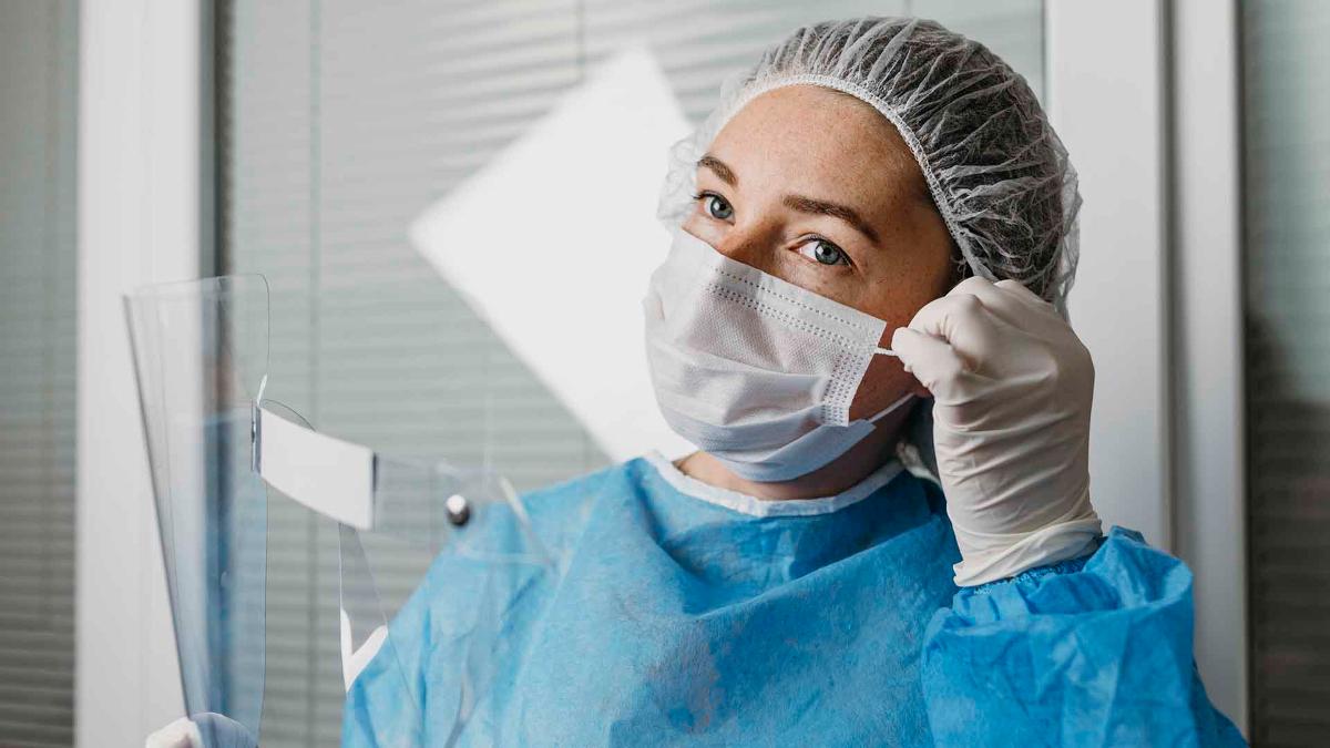En person i sjukvårdens skyddsutrustning.