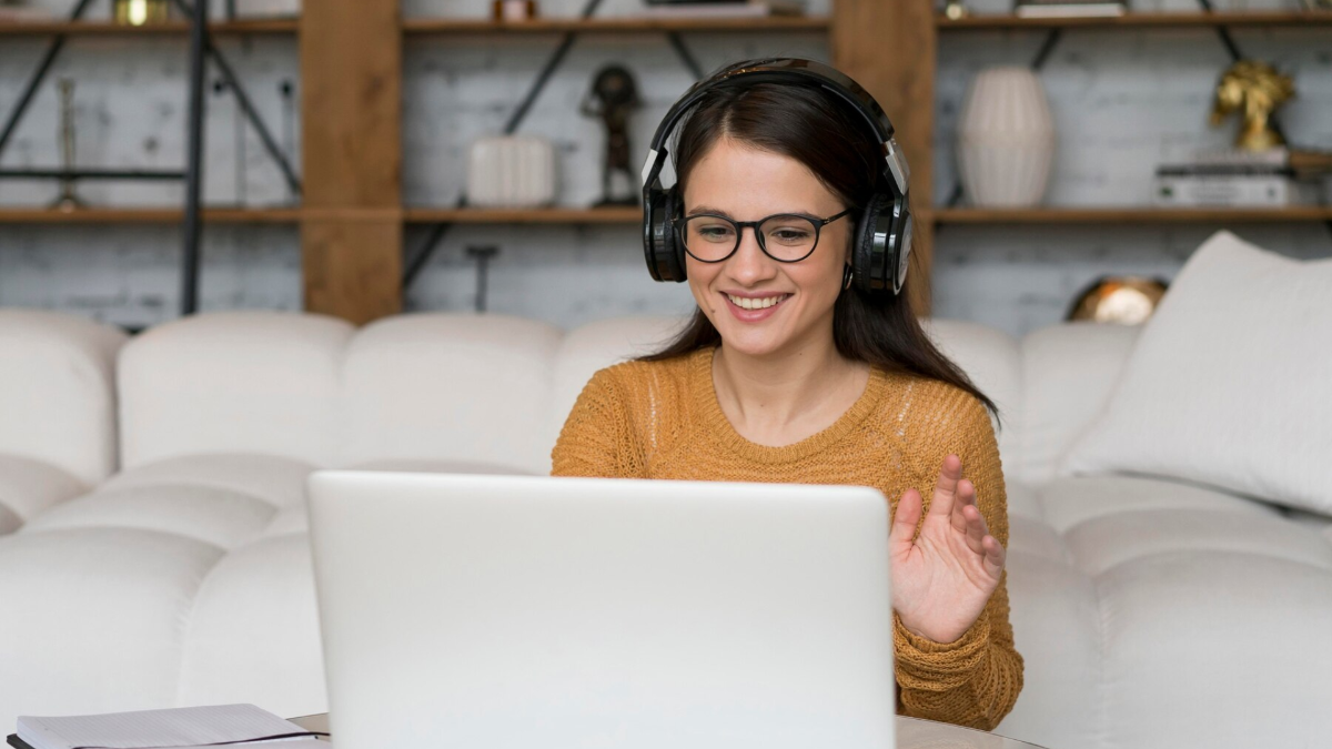 Henkilö webinaarissa.