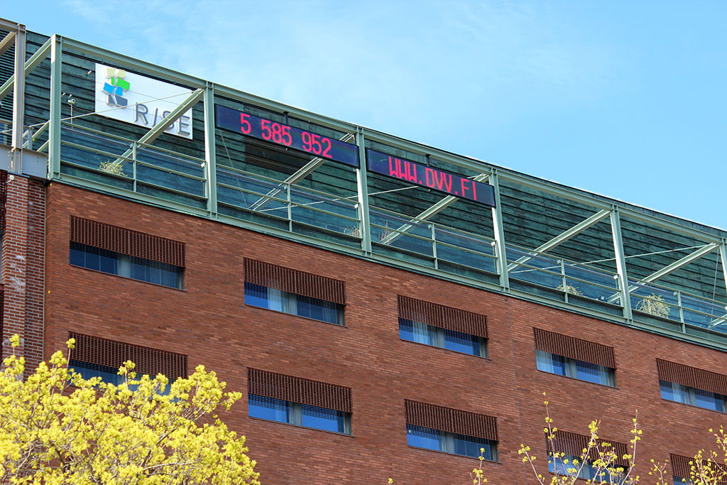 Light-up billboard on the roof of the Helsinki service location shows the number of persons recorded in the Population Information System.