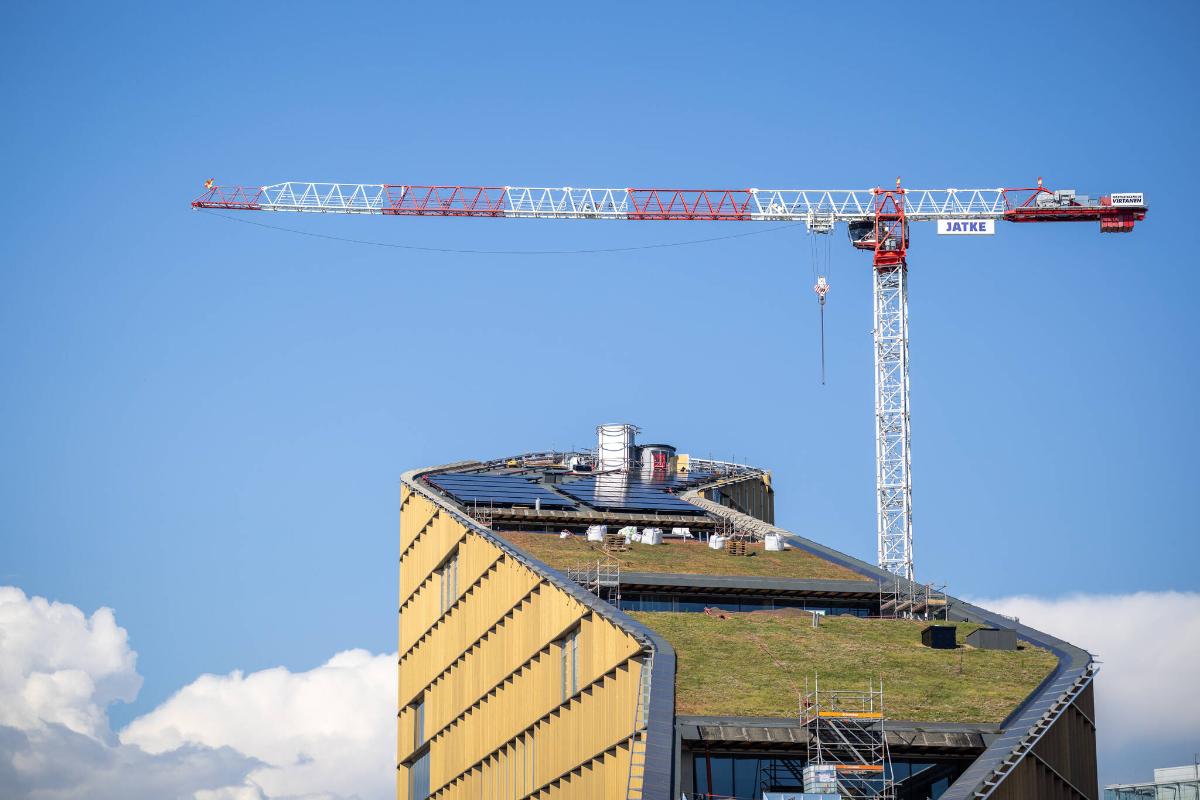 Nostokurki. Taustalla korkea rakennus.