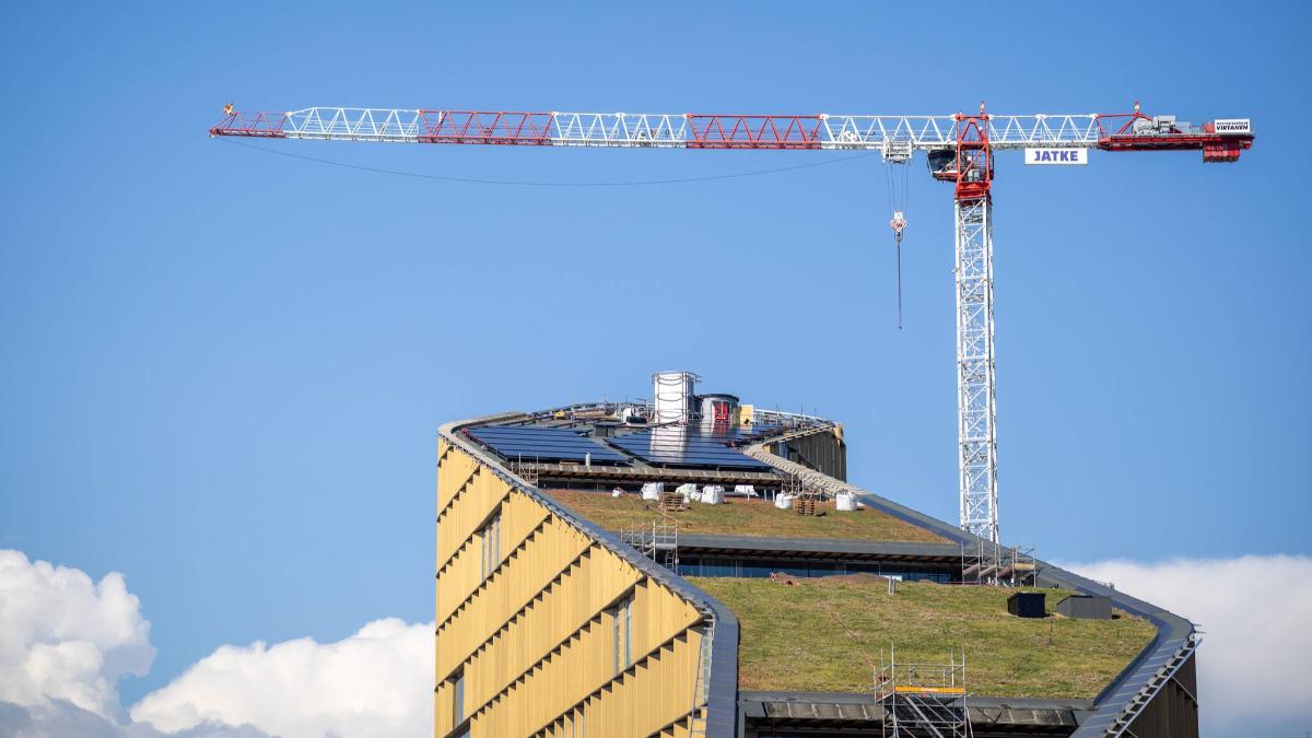 En lyftkran och ett högt hus.