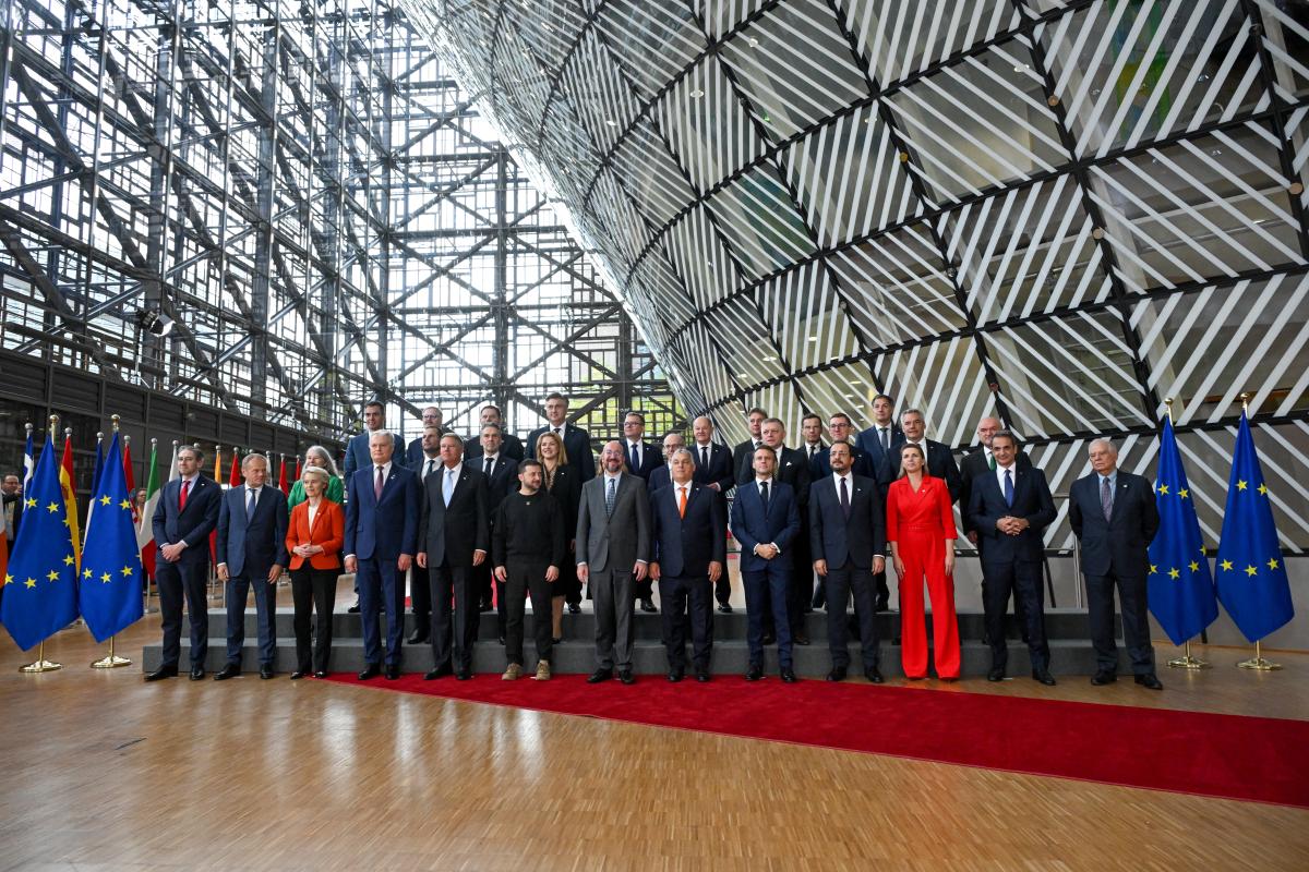 Mötets delegater står i gruppbild