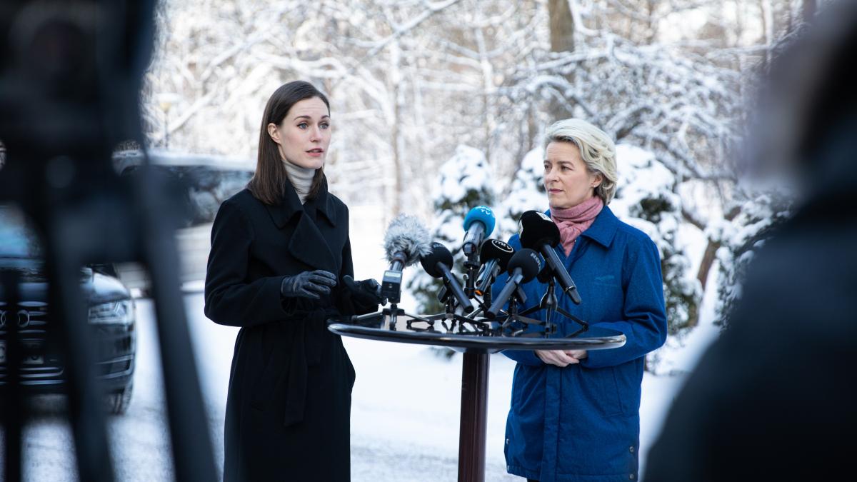Sanna Marin ja Ursula von der Leyen vierekkäin tiedotustilaisuudessa