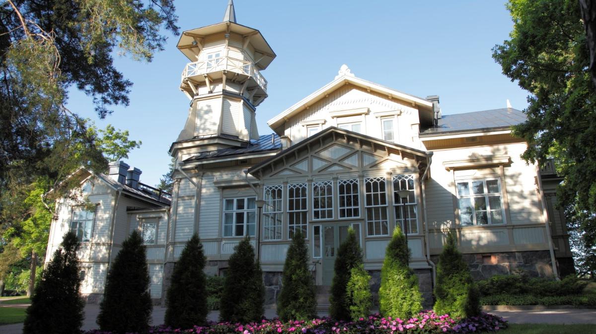 Kesäranta-rakennus kuvattuna edestä kesällä