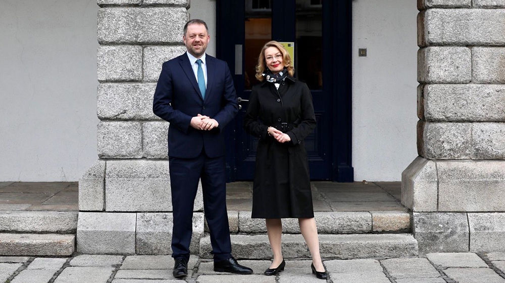 Ministerit Tuppurainen ja Byrne seisovat vierekkäin kivitalon edessä