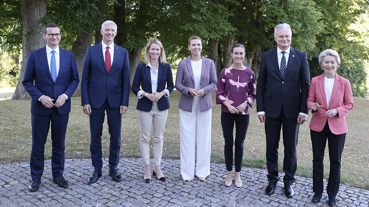 Kokoukseen osallistuneet pääministerit ja komission puheenjohtaja Ursula von der Leyen yhteiskuvassa