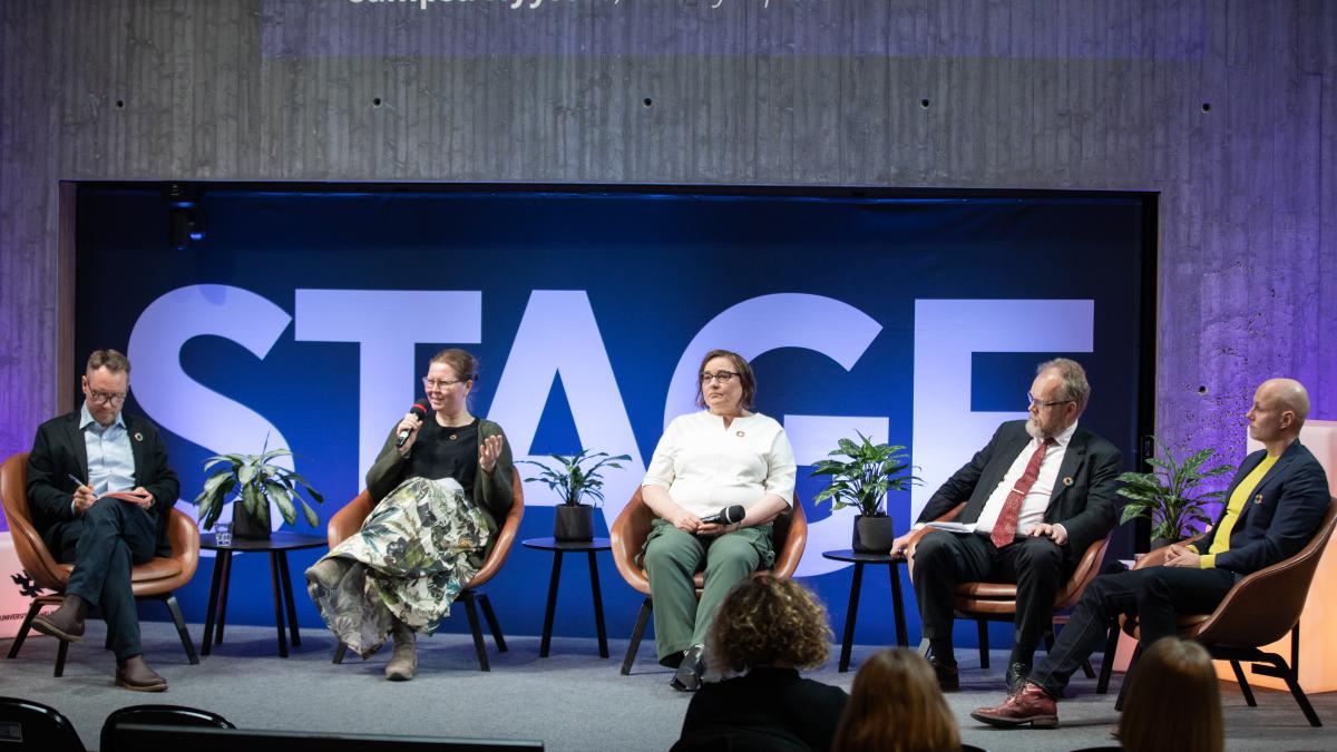 Paneelikeskustelijat kestävän kehityksen toimikunnan strategian julkistustilaisuudessa 25.4.2022.