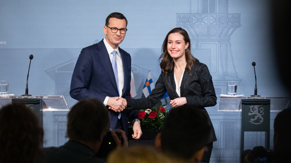 Kesärannan tiedotustilassa kättelevät pääministeri Morawiecki ja pääministeri Marin.