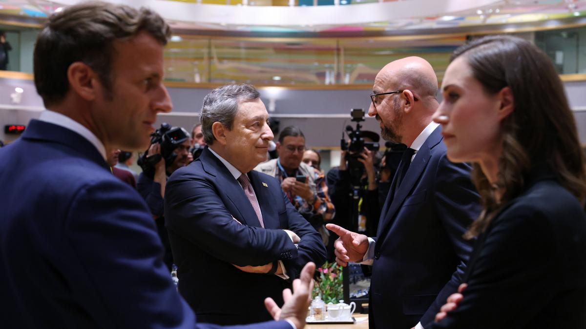 Prime minister Marin and President of France Emmanuel Macron discussing before the meeting
