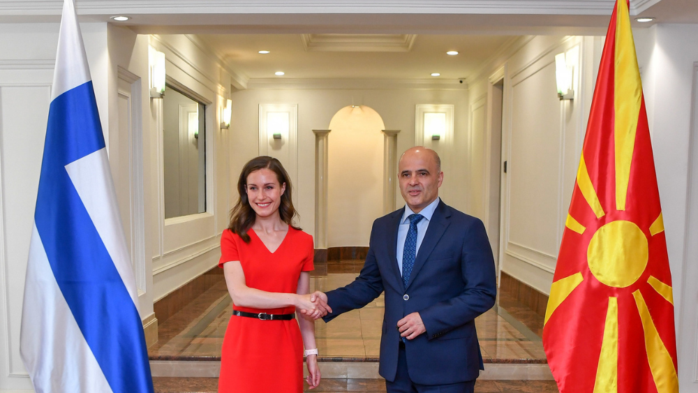 Pääministeri Marin ja Pohjois-Makedonian pääministeri Dimitar Kovacehvski Kuva: Pohjois-Makedonian hallitus.