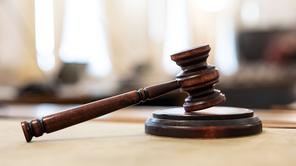 Nuija lepää pöydällä.