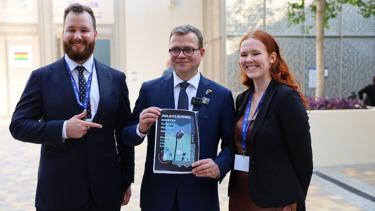 På bilden: Akseli Rouvari, statsminister Petteri Orpo och Hanna Höijer