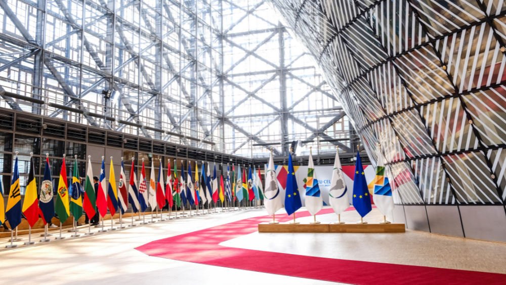 EU:n, Latinalaisen Amerikan ja Karibian valtioiden lippuja Brysselin Europa-rakennuksessa