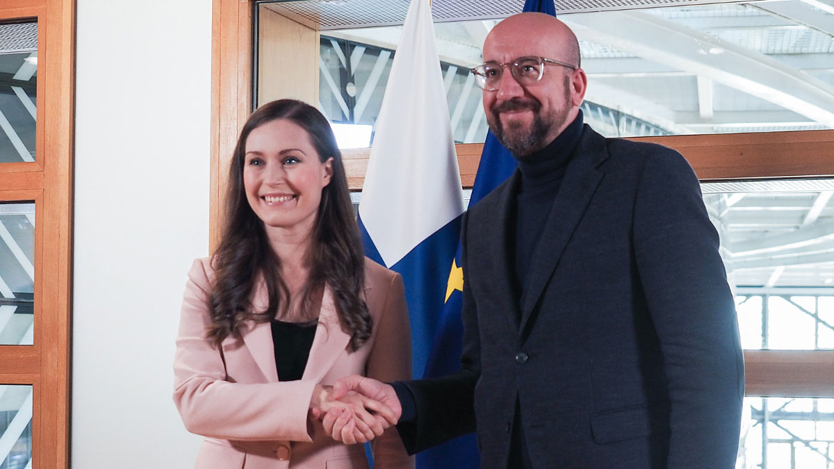 Pääministeri Marin ja puheenjohtaja Michel kättelevät Brysselissä 6.2.2020