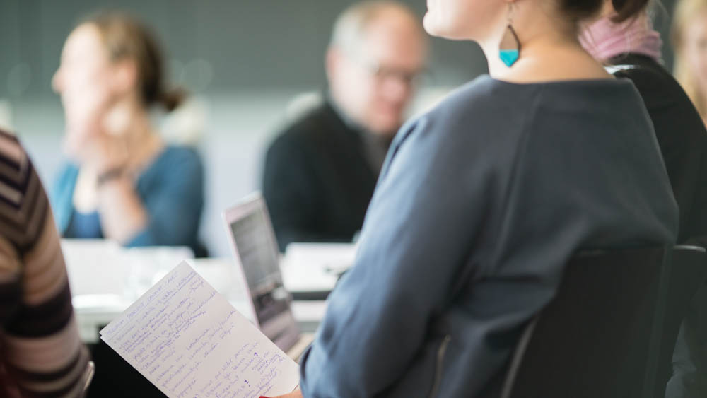 Ihmisiä kokouksessa