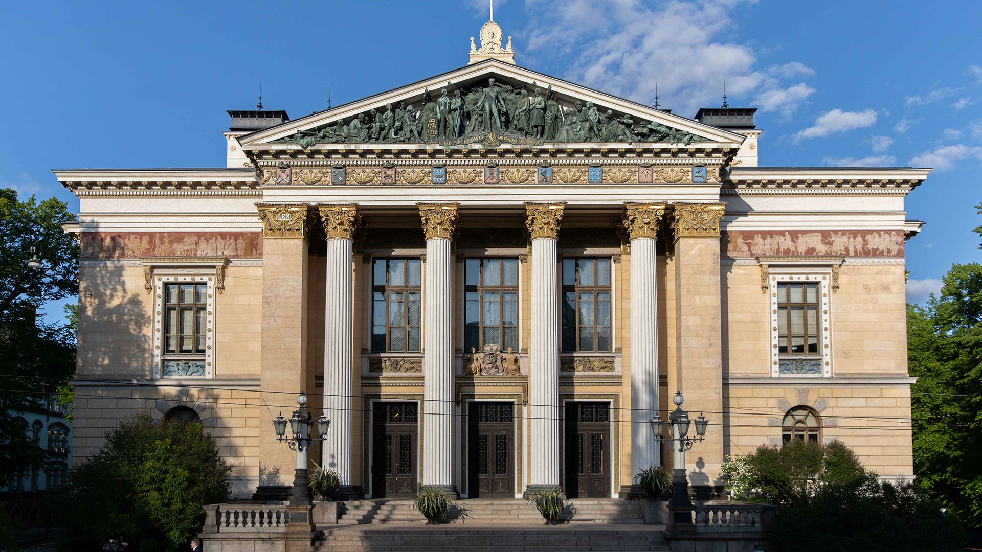 Säätytalo Snellmaninkadun puolelta katsottuna.