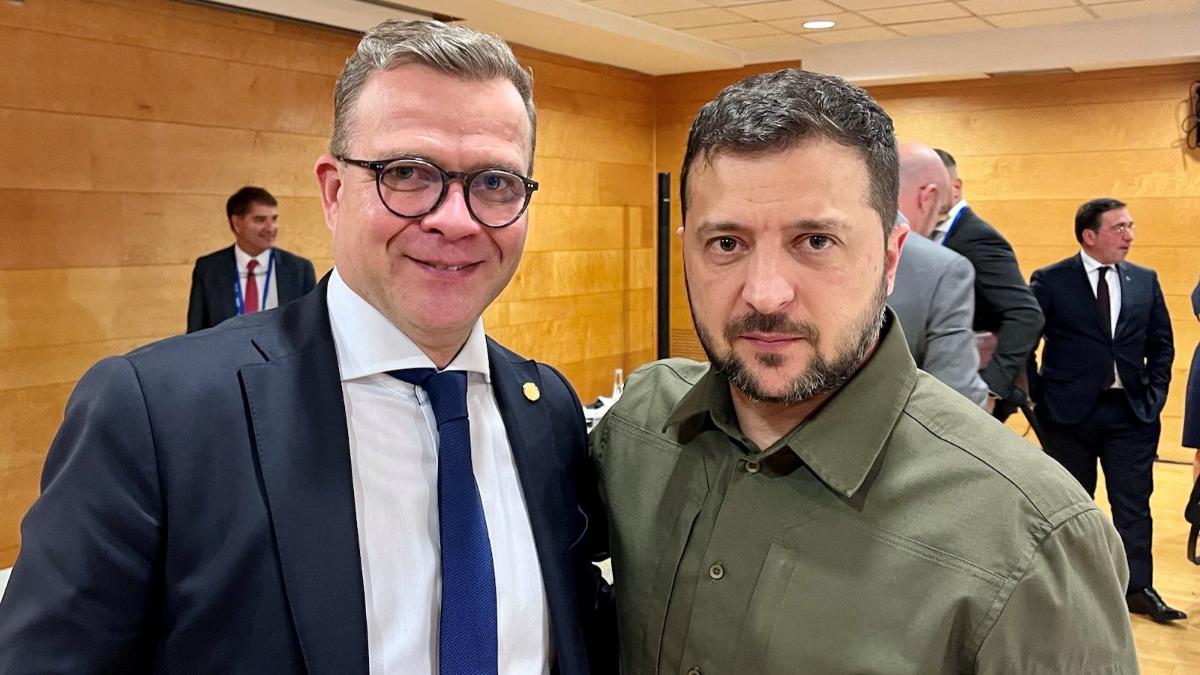 Prime Minister Orpo and President of Ukraine Volodymyr Zelenskyy standing side by side in Granada summit 5. October 2023