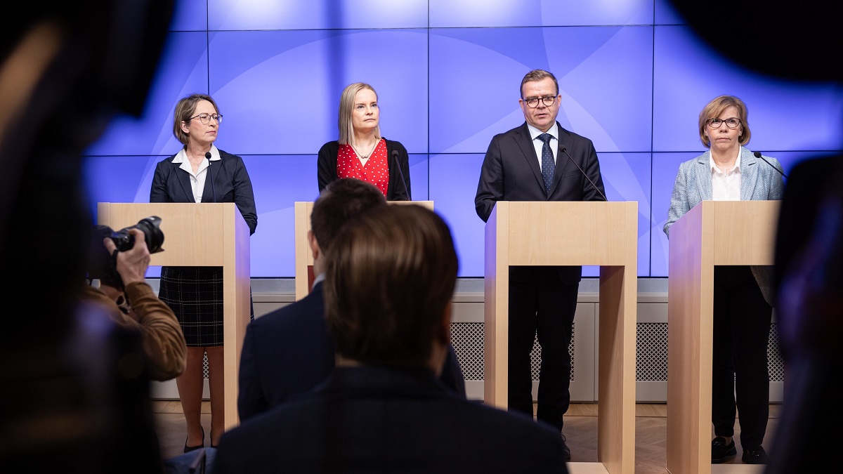 Ministerit Sari Essayah, Riikka Purra, Petteri Orpo ja Anna-Maja Henriksson tiedotustilaisuudessa.