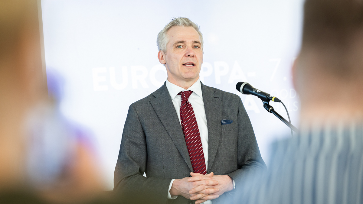 Ministeri Adlercreutz puhumassa keskustakirjasto Oodissa